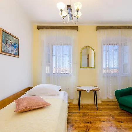 Mediterranes Steinhaus Mit Grosser Terrasse, Aussendusche, Privatpool, Babybett, Waschmaschine