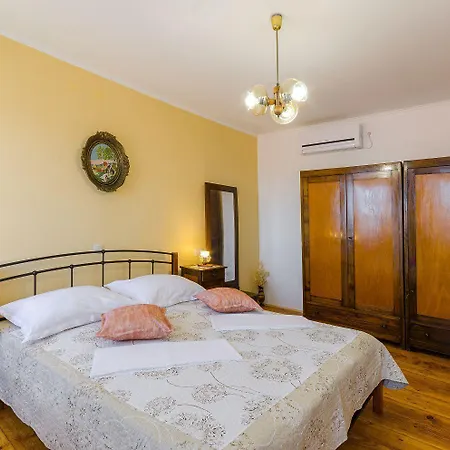 Mediterranes Steinhaus Mit Grosser Terrasse, Aussendusche, Privatpool, Babybett, Waschmaschine