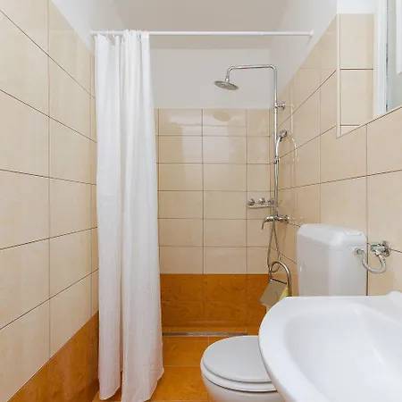 Mediterranes Steinhaus Mit Grosser Terrasse, Aussendusche, Privatpool, Babybett, Waschmaschine