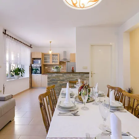 Mediterranes Steinhaus Mit Grosser Terrasse, Aussendusche, Privatpool, Babybett, Waschmaschine Feriehus
