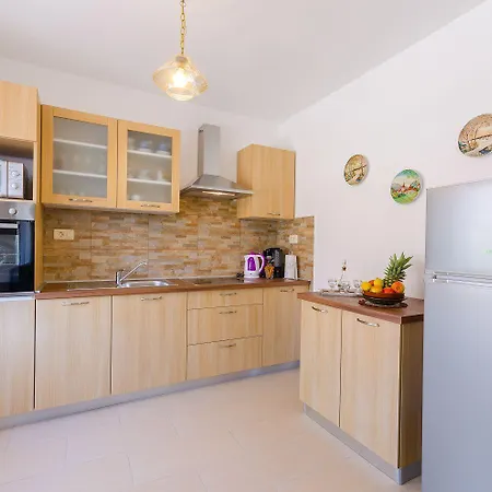 Mediterranes Steinhaus Mit Grosser Terrasse, Aussendusche, Privatpool, Babybett, Waschmaschine Feriehus *