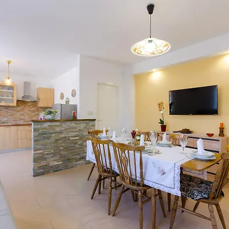 Mediterranes Steinhaus Mit Grosser Terrasse, Aussendusche, Privatpool, Babybett, Waschmaschine Feriehus Grižane