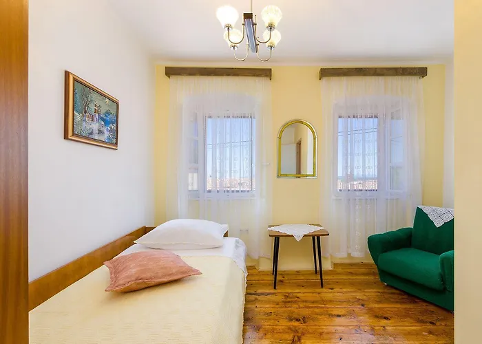 Mediterranes Steinhaus Mit Grosser Terrasse, Aussendusche, Privatpool, Babybett, Waschmaschine