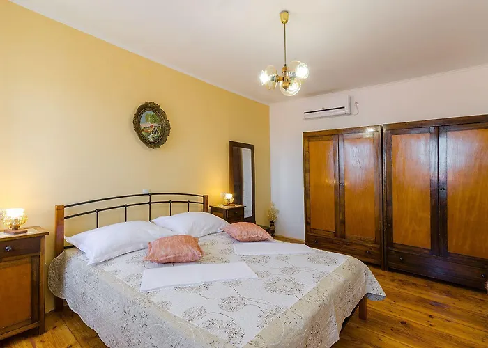 Mediterranes Steinhaus Mit Grosser Terrasse, Aussendusche, Privatpool, Babybett, Waschmaschine