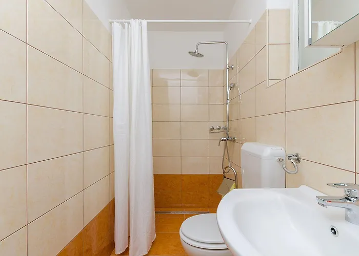 Mediterranes Steinhaus Mit Grosser Terrasse, Aussendusche, Privatpool, Babybett, Waschmaschine