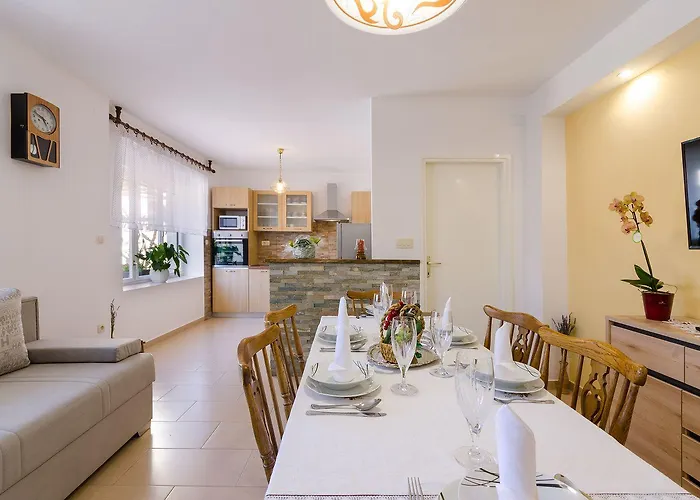 Mediterranes Steinhaus Mit Grosser Terrasse, Aussendusche, Privatpool, Babybett, Waschmaschine Ferienhaus