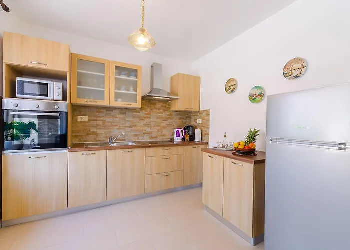 Mediterranes Steinhaus Mit Grosser Terrasse, Aussendusche, Privatpool, Babybett, Waschmaschine Ferienhaus *