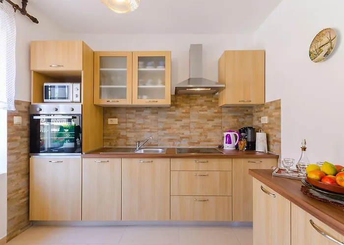 Mediterranes Steinhaus Mit Grosser Terrasse, Aussendusche, Privatpool, Babybett, Waschmaschine Ferienhaus *